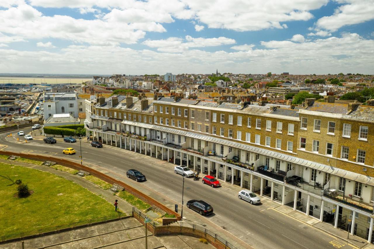 Beach View: Stunning Sea View & Balcony Apartment Ramsgate Buitenkant foto